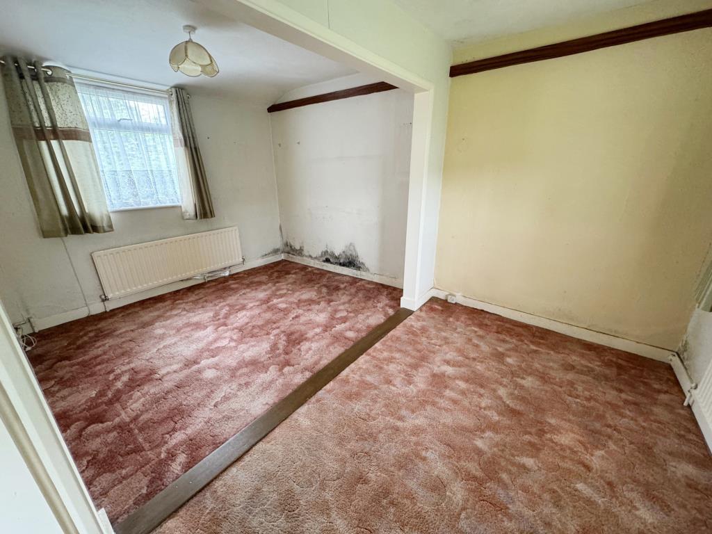 Lot: 146 - DETACHED BUNGALOW WITH POTENTIAL IN POPULAR LOCATION - Dining room